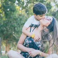 Aktivitas fisik sering menjadi jalan keluar yang efektif bagi anak laki-laki dalam menyalurkan emosi mereka. Foto: Alvaro Reyes on Unsplash