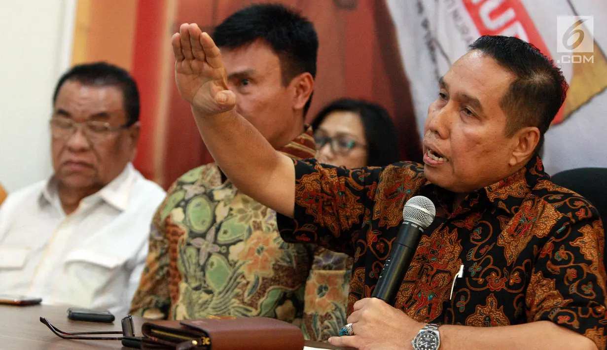 Ketua DPD Partai Hanura Sumbar Marlis (kiri) menyampaikan pernyataan sikap mosi tidak percaya kepada Oesman Sapta Odang, Jakarta, Selasa (16/1). Rencananya pengurus DPD Hanura akan menggelar Munaslub untuk mencari ketum baru. (Liputan6.com/Johan Tallo)