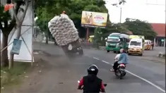 Detik-detik truk terguling akibat kelebihan muatan terekam kamera warga.