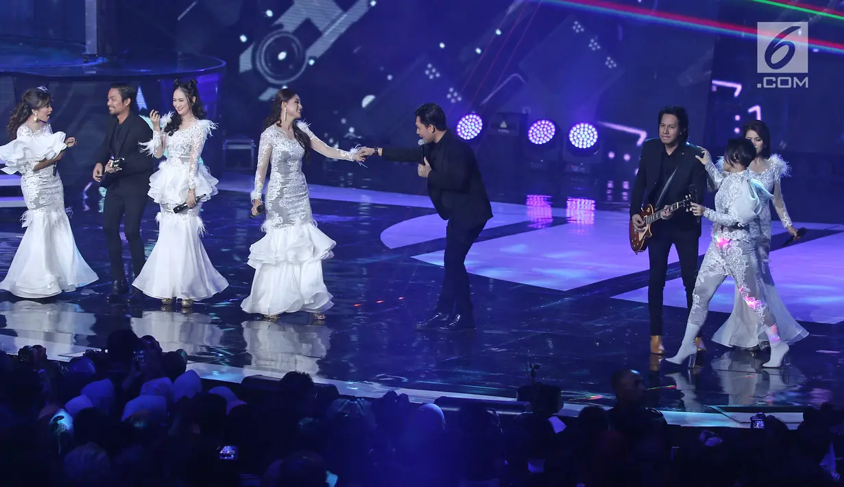 Grup Band Armada dan Bintang Pantura hibur penonton pada perayaan HUT Indosiar ke-23 di Jakarta Convention Center (JCC), Kamis (11/1). Mereka berkolaborasi membawakan lagu membawakan lagu Pergi Pagi Pulang Pagi. (Liputan6.com/Helmi Fithriansyah)