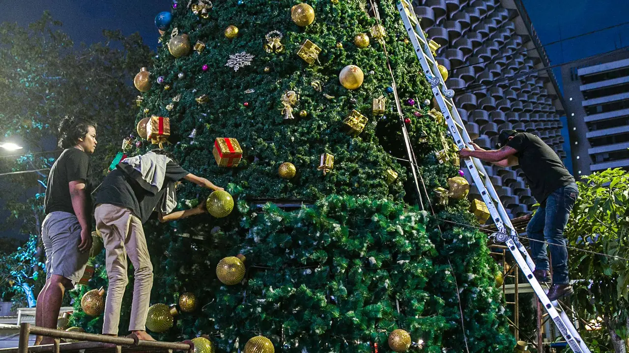 Kawasan Kuliner Thamrin 10 Berhias Pohon Natal Setinggi 12 Meter