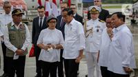 Presiden Joko Widodo berbincang dengan Menlu Retno Marsudi saat melepas bantuan tahap tiga untuk penanganan gempa di Turki dan Suriah di di Base Ops Lanud Halim Perdana Kusuma, Jakarta, Selasa (21/2/2023). Bantuan Logistik dari Pemerintah Indonesia dibawa menggunakan pesawat ke Turki dan dua pesawat ke Suriah. Bantuan akan langsung diberikan kepada pemerintah negara tersebut. (Liputan6.com/Faizal Fanani)