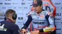 Pembalap Gresini Racing MotoGP asal Spanyol, Marc Marquez menyimak arahan sebelum dimulainya sesi latihan kedua MotoGP Austria di arena balap Red Bull Ring di Spielberg, Austria, 16 Agustus 2024. (Jure Makovec/AFP)