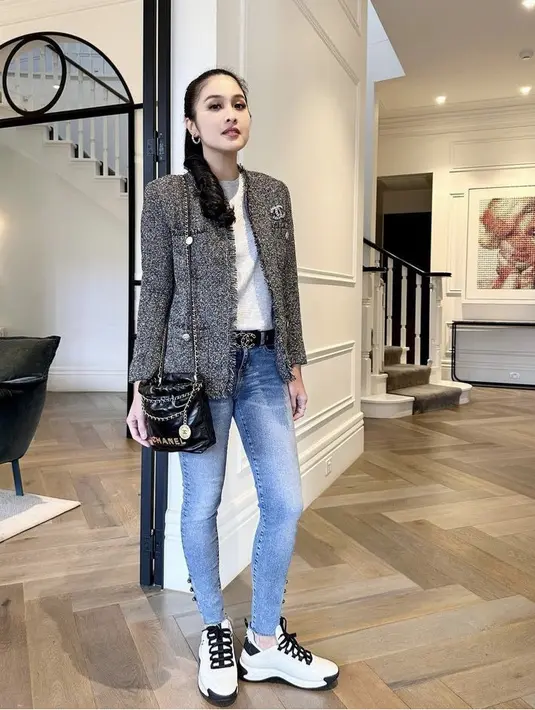 Sandra Dewi terlihat simple mengenakan t shirt putih dipadukan celana denimnya, gaya terlihat mewah mengenakan blazer dan tas Chanel. @sandradewi88