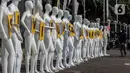 Aktivis Greenpeace Indonesia menyemprotkan disinfektan pada puluhan maneken saat menggelar aksi damai di depan gerbang kompleks DPR, Jakarta Pusat, Senin (29/6/2020). Aksi tersebut dilakukan sebagai bentuk penolakan terhadap RUU Omnibus Law. (Liputan6.com/Johan Tallo)