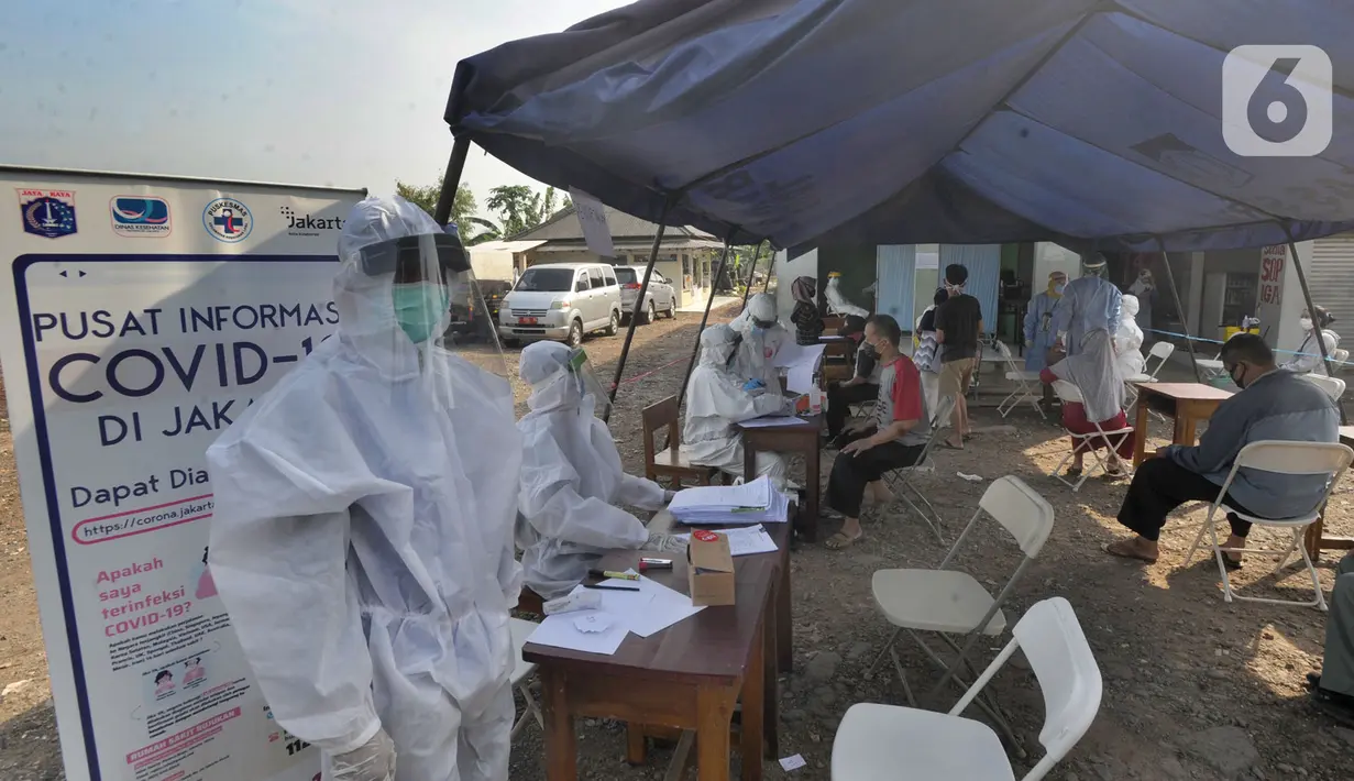 Suasana tes swab Covid-19 kepada para pedagang  di Pasar Sayur Cipulir, Jakarta Selatan, Kamis (25/6/2020). Kegiatan yang dilakukan kepada puluhan pedagang dan warga seputar pasar ini dalam rangka memutus mata rantai penyebaran penyakit corona. (merdeka.com/Arie Basuki)