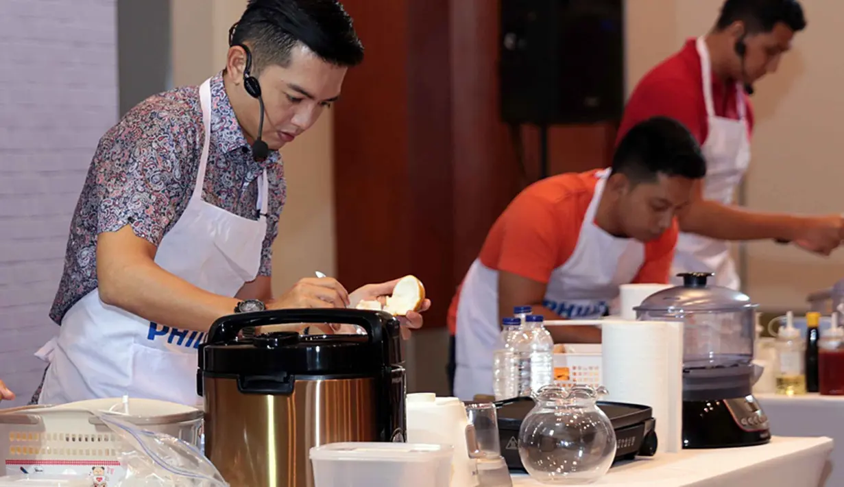 Nicky Tirta, Augie Fantinus dan Arda Naff di acara Philips Mother's Day Cooking Battle, di Gudung UOB, Jakarta Pusat, Kamis (8/12). Para selebriti itu memasak dihadapan foodblogger dan anggota komunitas masak. (Deki Prayoga/Bintang.com)