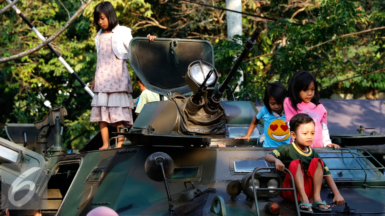 20150827- Warga Depok Antusias Tonton Pameran Alutsista TNI-Jabar