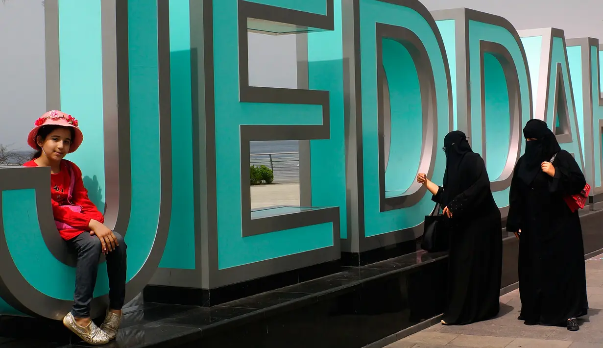 Pengunjung berfoto di Jeddah Corniche, Jeddah, Arab Saudi, 2 Maret 2018. Sebanyak 28 persen warga Arab Saudi bekerja di sektor pariwisata. (AP Photo/Amr Nabil)
