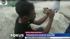 Penangkapan ini berawal dari laporan masyarakat akan adanya seorang pria bandar narkoba yang kerap beraksi mengendalikan peredaran narkoba.
