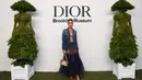 Camila Coelho mengenakan Dior Ready-To-Wear by Maria Grazia Chiuri. (Foto: Dior)