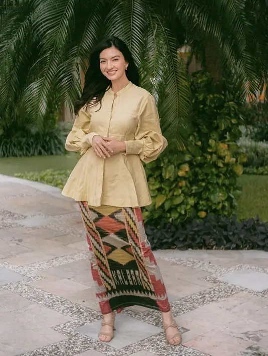 “Hari ini aku Ini adalah cara dan langkah kecilku untuk selalu ingat dan bangga akan budaya Indonesia yang sangat indah dan beragam. Dengan Aku begitu bangga mengenakan keindahan warisan budaya dari tanah Kalimantan,” tutur Raline.   (@ralineshah)