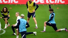 Para pemain Prancis melakukan pemanasan selama mengikuti sesi latihan di Stadion Velodrome di Marseille, Prancis selatan (24/3/2022). Prancis akan bertanding melawan Pantai Gading pada pertandingan persahabatan. (AFP/Franck Fife)