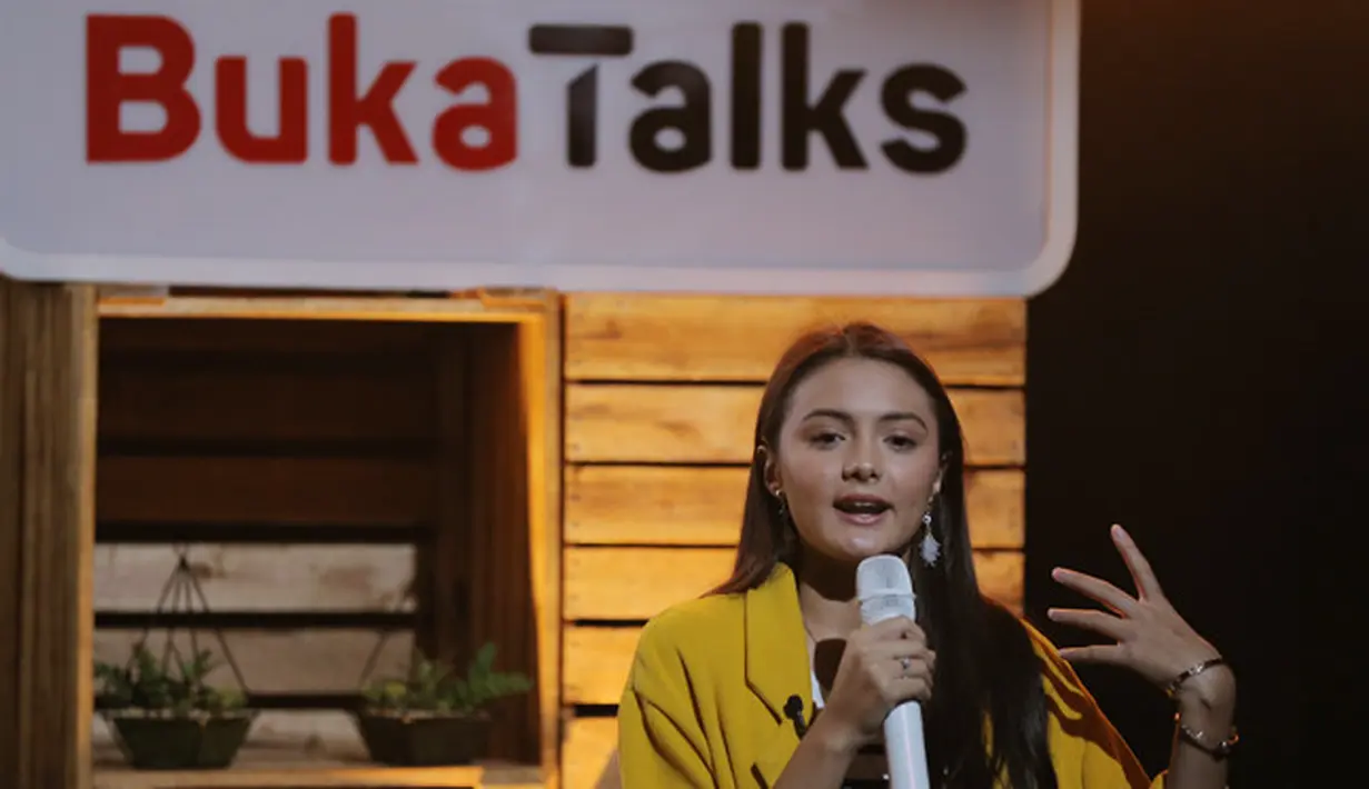 "Ya jangan bergaul dengan orang-orang itu, atau di lingkungan itu. Kita kan bisa milih. Kalo aku tipe orang yang suka di rumah," papar Amanda Rawles. (Deki Prayoga/Bintang.com)