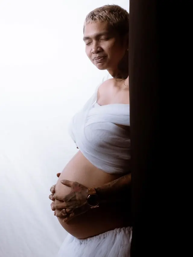 Kocak, Ini 5 Aksi Seleb yang Tiru Gaya Maternity Shoot Istrinya