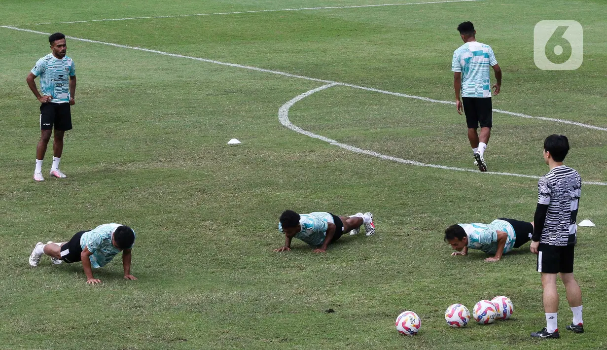 Pelatih timnas Indonesia, Shin Tae-Yong masih menunggu kehadiran empat pemain lainnya. (Liputan6.com/Herman Zakharia)