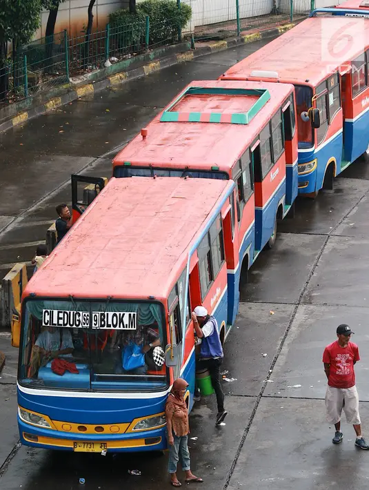 Angkutan Metromini menunggu penumpang di Terminal Blok M, Jakarta, Jumat (12/4). Kepala Bidang Angkutan Darat (BAD) Dinas Perhubungan DKI Jakarta Masdes Aerofi mengatakan setidaknya pada 2019 ini ada 312 bus sedang yang akan bekerja sama dengan Jak Lingko. (Liputan6.com/Immanuel Antonius)