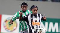 Aksi Ronaldinho (depan) saat berkostum Atletico de Mineiro, pada laga Babak 16 Besar Copa Libertadores 2014, di Stadion Independencia, Belo Horizonte, Minas Gerais, Brasil (1/5/2014).  (EPA/Paulo Fonseca)