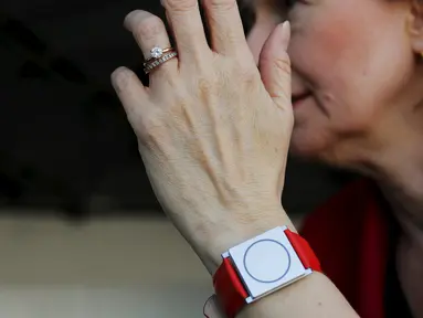 Profesor MIT dan kepala ilmuwan dari pembuatan jam tangan bernama Empatica saat memakai jam buatannya tersebut di Cambridge,Inggris (11/11). Jam ini mampu mendeteksi penyakit yang diderita si pemakai jam tangan. (REUTERS/Brian Snyder)