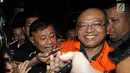 Bupati Malang Rendra Kresna menjawab pertanyaan wartawan usai menjalani pemeriksaan di gedung KPK, Jakarta, Senin (15/10). Rendra Kresna ditahan 20 hari kedepan untuk mempermudah pemeriksaan terkait dugaan suap gratifikasi. (merdeka.com/Dwi Narwoko)