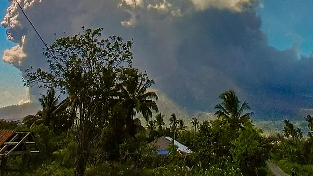 Kembali Erupsi, Tinggi Kolom Abu Gunung Lewotobi Laki-Laki Capai 18.000 Meter