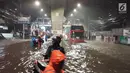 Banjir menggenangi kawasan Simpang Seskoal, Kebayoran Lama, Jakarta, Sabtu malam (16/2). Banjir setinggi 50cm - 1 meter hanya bisa dilalui bus atau kendaraan berukuran besar. (Liputan6.com/Septian)