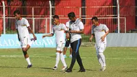 Mantan bintang Persija, Purwanto (tengah) saat memimpin Persiba Bantul berlatih dalam ajang Liga 2 2017. (Bola.com/Ronald Seger)