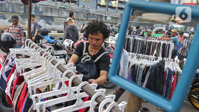 Suasana konsumen saat berbelanja di pedagang kaki lima kawasan luar Pasar Senen, Jakarta, Minggu (1/12/2019). Pedagang kaki lima di luar kawasan pasar senen menolak relokasi di pasar kenari, rencananya akan dipindahkan pada 1 Desember 2019 ini. (Liputan6.com/Herman Zakharia)