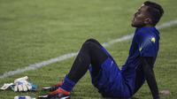 Kiper Timnas Indonesia, Teja Paku Alam, melepas lelah usai latihan di Lapangan ABC Senayan, Jakarta, Jumat (1//6/2018). Latihan ini merupakan persiapan jelang laga melawan Thailand. (Bola.com/Vitalis Yogi Trisna)