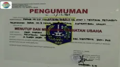 Di klinik spesialis jantung bernama Abdi Medika ini petugas mencopot plang praktek dan menempelkan stiker segel.