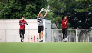Dua kiper Timnas Indonesia, Ernando Ari Sutaryadi (kanan) dan Muhammad Adi Satryo (kiri) melakukan pemanasan bersama pelatih kiper, Yoo Jae-hoon dalam sesi latihan perdana Timnas Indonesia di Lapangan B Gelora Bung Karno, Senayan, Jakarta, Selasa (28/5/2024) jelang menghadapi serangkaian laga uji coba dan kualifikasi Piala Dunia 2026. (Bola.com/Bagaskara Lazuardi)