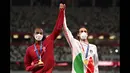 Atlet Qatar, Mutaz Barshim dan atlet asal Italia, Gianmarco Tamberi harus berbagi medali emas nomor lompat tinggi putra Olimpiade Tokyo 2020 di Olympic Stadium, Minggu (1/8/2021). (Foto: AFP/Ina Fassbender)