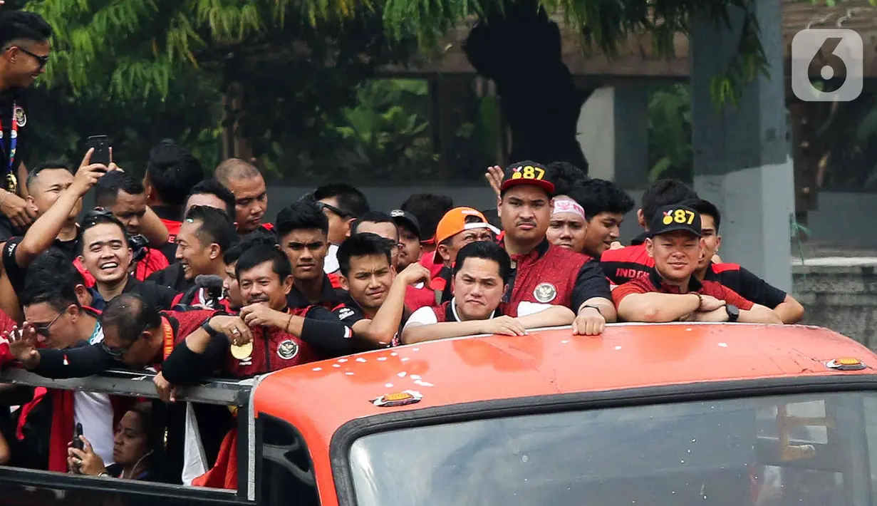 Ketua PSSI Erick Thohir bersama Menteri Olahraga Ario Bimo Nandito Ariotedjo saat mengikuti pawai menggunakan bus di kawasan Bundaran HI, Jakarta, Jumat (19/5/2023). (Liputan6.com/Herman Zakharia)