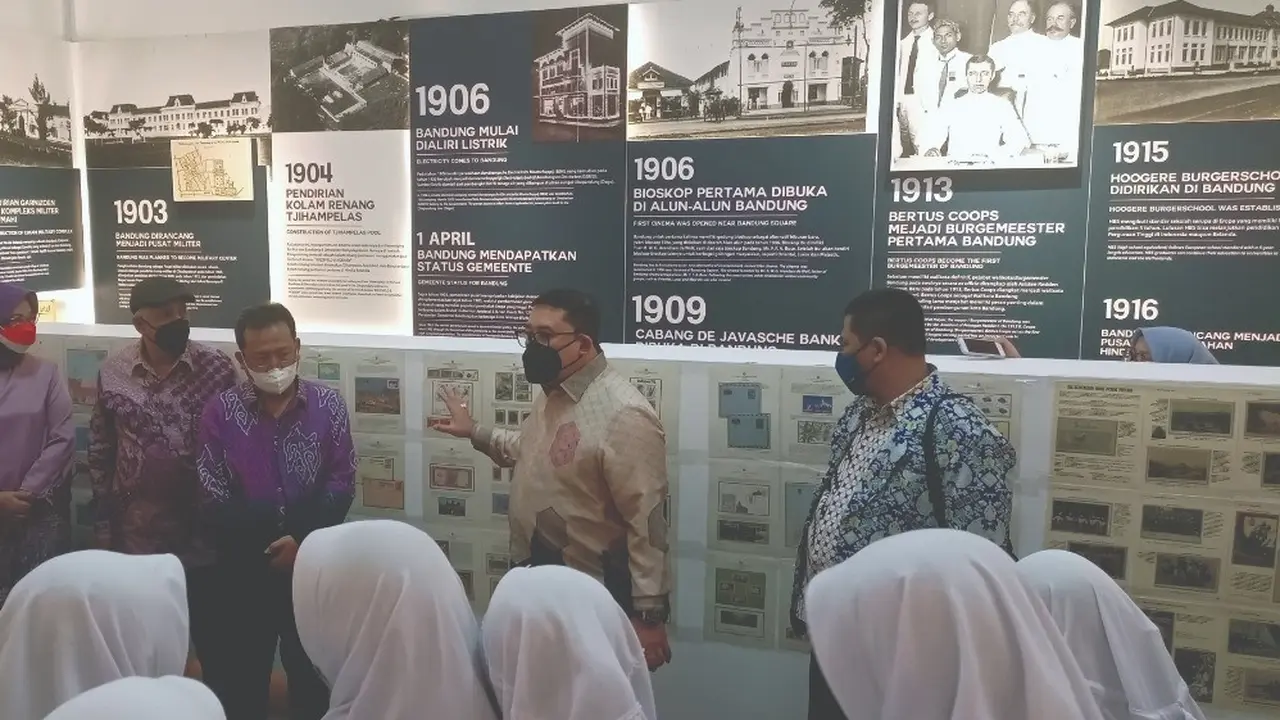 Koleksi prangko Ketua Umum Perkumpulan Filatelis Indonesia (PFI) Fadli Zon. (Dok. Fadli Zon Library)