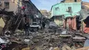 Pihak berwenang setempat melaporkan, sepasang suami istri tewas, sementara 15 lainnya terluka dalam peristiwa ini. Tampak dalam foto, para jurnalis merekam rumah-rumah penduduk yang rusak parah setelah serangan Rusia di Odesa, Ukraina, Jumat 24 April 2026. (AP Photo/Michael Shtekel)