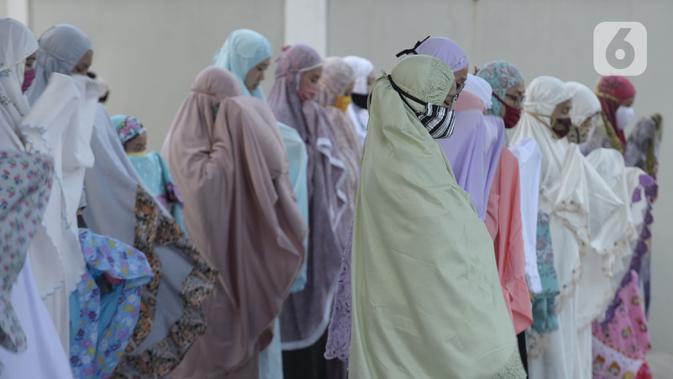 Jemaah melaksanakan salat Idul Fitri di pelataran Masjid Al Kahfi Griya Pamulang 2, Parakan, Pamulang, Tangerang Selatan, Banten, Minggu (24/5/2020). Di tengah pandemi virus corona COVID-19, jemaah yang hadir mengenakan masker untuk mencegah penularan. (merdeka.com/Dwi Narwoko)