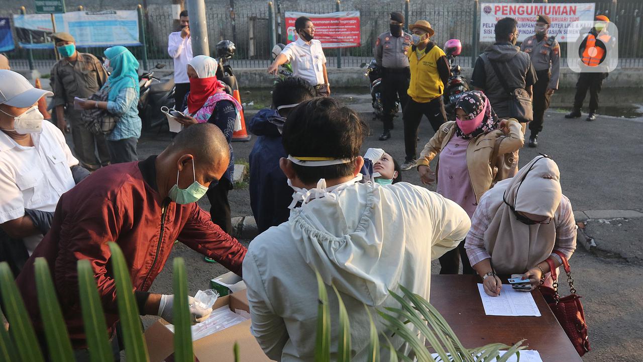 Penumpang KRL Commuter Line di Stasiun Bekasi Ikuti Tes Swab PCR