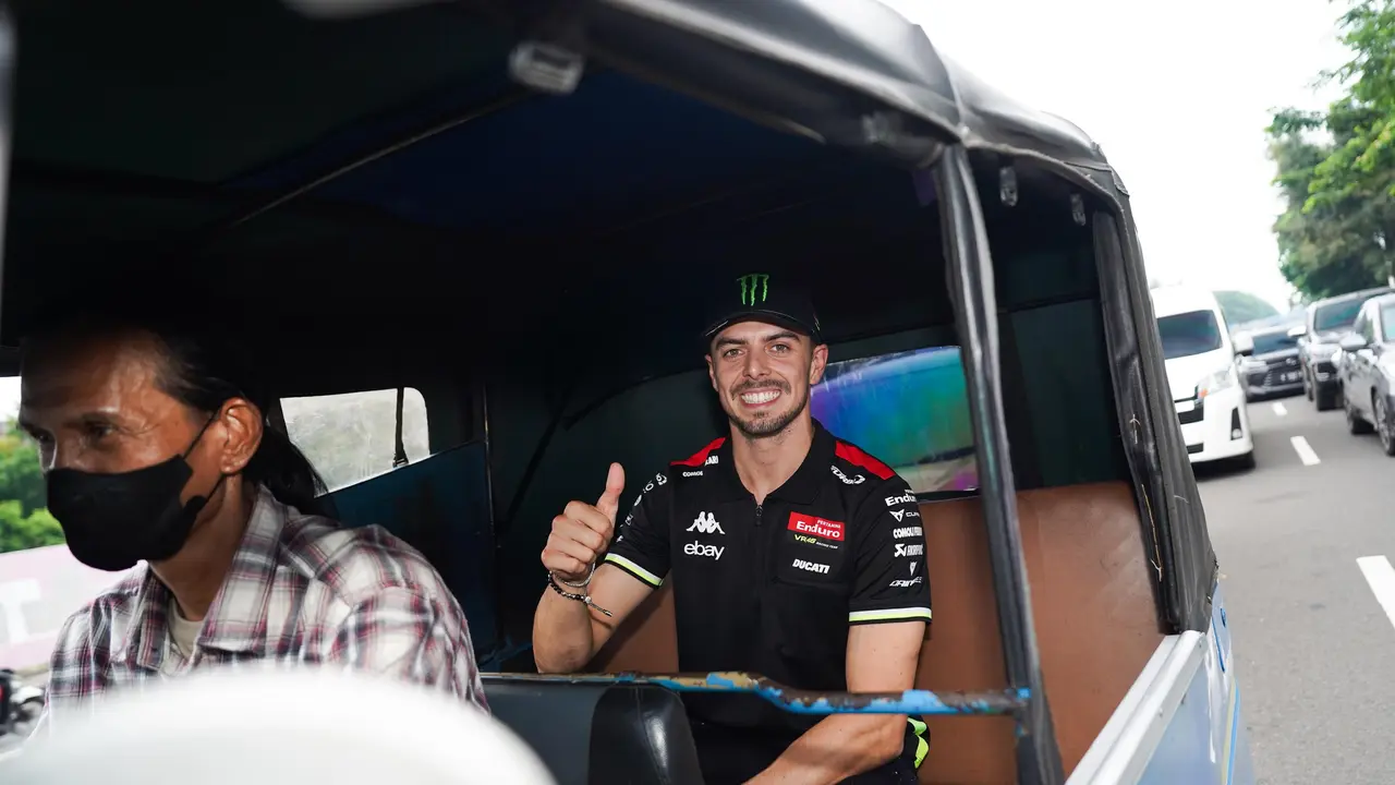 Pembalap Pertamina Enduro VR46 Racing Team Keliling Jakarta