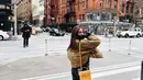 Artis dengan tinggi badan 167 cm ini selalu berhasil tampil kece saat difoto. Foto-foto kece Enzy saat liburan ini membuatnya terlihat memesona. Netizen terpukau dengan foto Enzy saat di jalanan New York. Foto Enzy liburan pun tak segan disebut netizen terlihat kian cantik. (Liputan6.com/IG/@enzystoria)