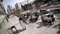 Seorang pejalan kaki di Saudi Arabia nyaris tewas tertimpa pecahan kaca yang jatuh dari ketinggian gedung.