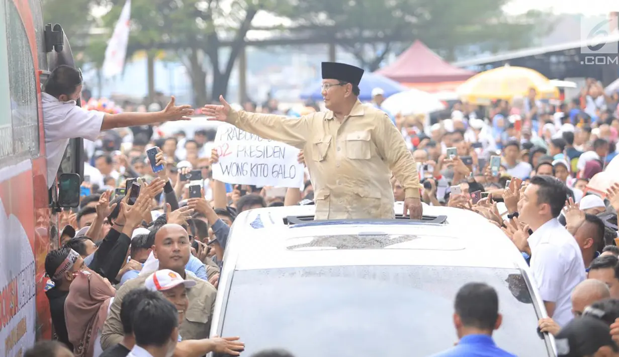Calon presiden nomor urut 02 Prabowo Subianto bersalaman dengan pendukungnya selama kampanye akbar di Lapangan Benteng Kuto Besak, Palembang, Rabu (9/4). Kehadiran Prabowo disambut ribuan masyarakat dari kalangan emak-emak dan anak muda. (Liputan6.com/Pool/Media Prabowo Sandi)