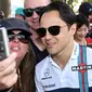 Seorang penggemar melakukan selfie dengan pembalap kawakan asal Tim Williams, Felipe Massa menjelang sesi latihan bebas pertama di Grand Prix Australia, Melbourne, Jumat (24/3). (AFP Photo/WILLIAM WEST)