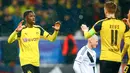 Penyerang Dortmund, Ousmane Dembele melakukan selebrasi setelah mencetak gol ke gawang Legia Warszawa di Grup F Liga Champiosn di Signal Iduna Park, Jerman (23/11). Dortmund menang telak atas  Legia dengan skor 8-4. (REUTERS/Wolfgang Rattay)