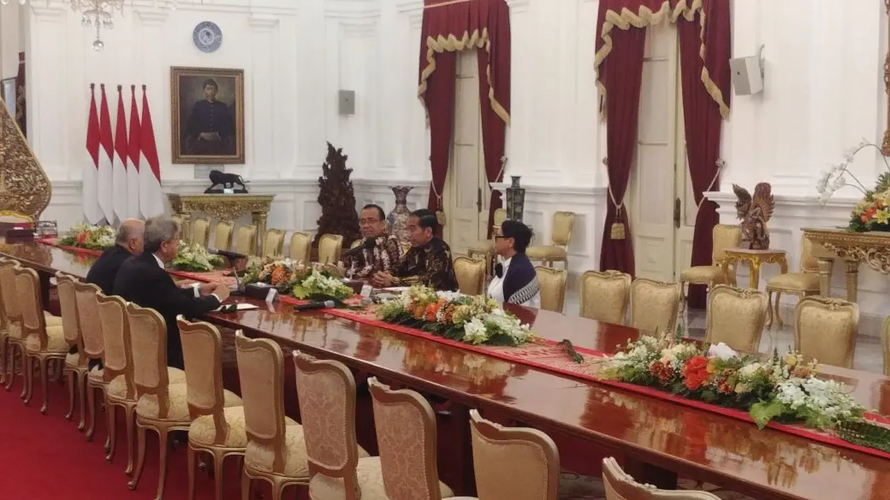 Presiden Jokowi menerima kunjungan Ketua Komite Olympic Palestina, Jibril Mahmoud Muhammad Rajoub di Istana Merdeka.