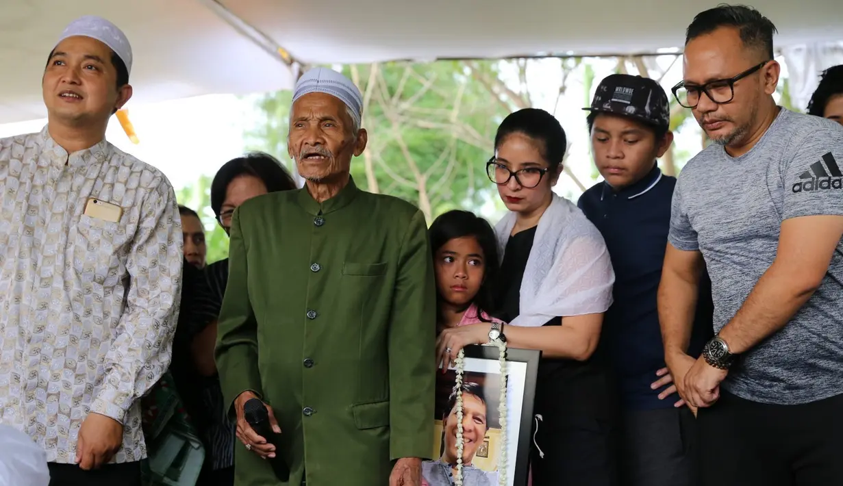 "Papa tuh bulan April awal tahun hidungnya bengkak, pertama pikirnya polip, bawa ke dokter pas operasi ternyata kanker," kata Novita Angie  di TPU Tanah Kusir, Jakarta Selatan, Jumat (1/12/2017). (Daniel Kampua/Bintang.com)