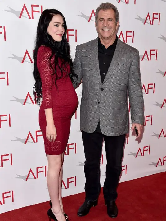 Pasangan ini telah menjalin hubungan sejak tahun 2014 silam. Diketahui memiliki perbedaan usia yang terlampau jauh, yaitu sekitar 34 tahun, namun keduanya tidak ambil pusing dan selalu mesra di hadapan publik. (AFP/Bintang.com)