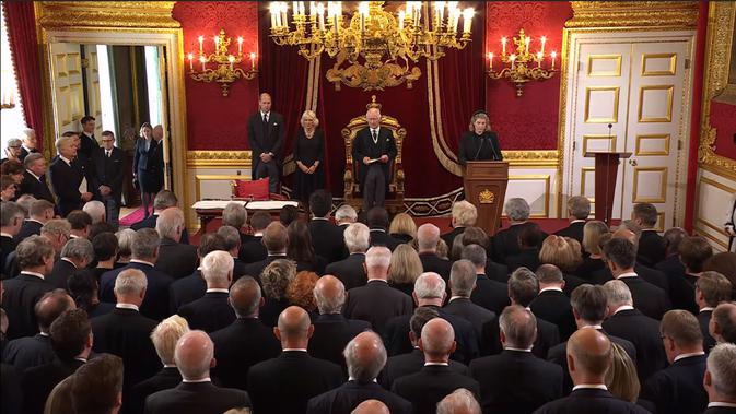 <p>Detik-detik sebelum Raja Charles III mengumumkan deklarasi pada acara proklamasi di St James Palace. Sabtu (10/9/2022). Dok: YouTube/The Royal Family</p>