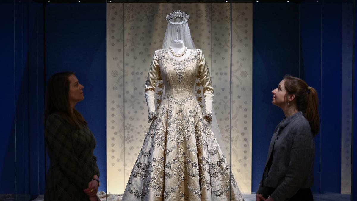 Pameran Koleksi Pakaian Ratu Elizabeth II Diperpanjang hingga April 2027, Bakal Cetak Rekor