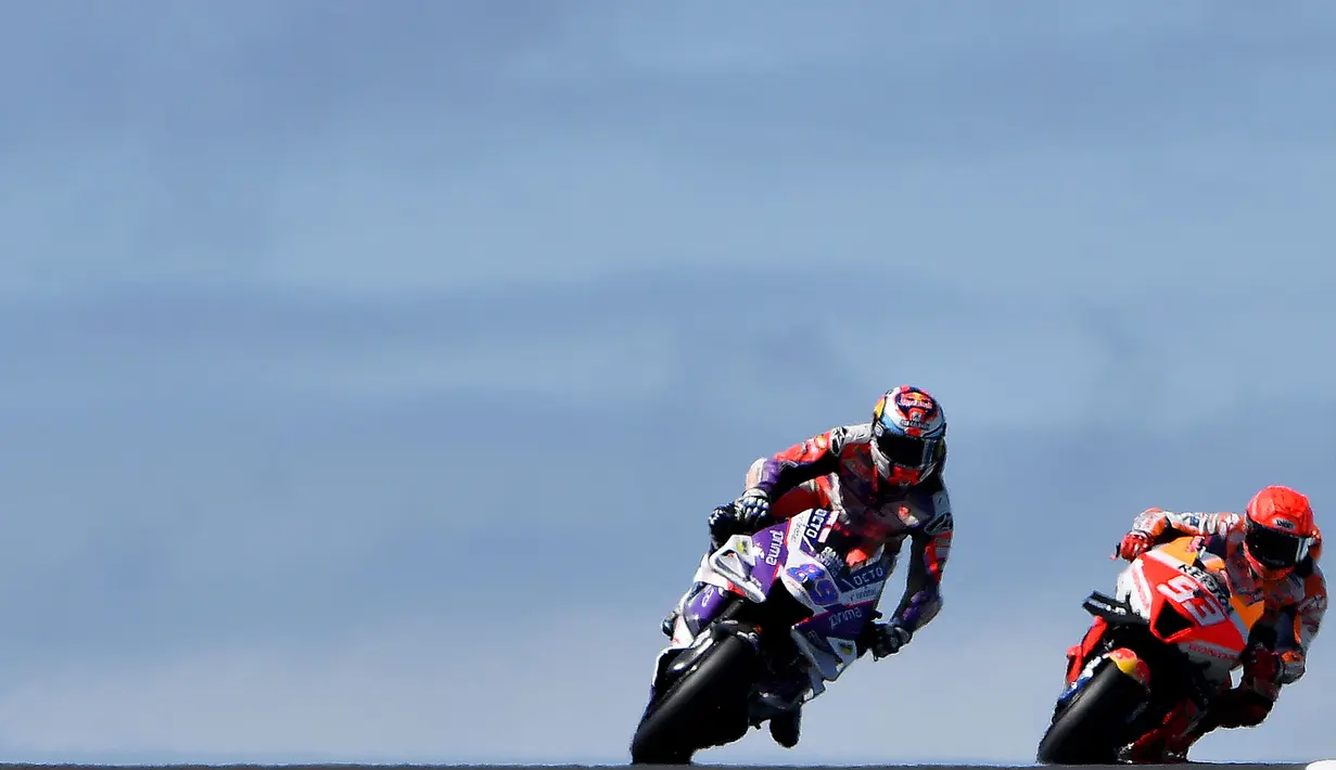 Pembalap Spanyol dari tim Repsol Honda, Marc Marquez (kanan) beradu cepat dengan Jorge Martin (Prima Pramac) saat Grand Prix MotoGP Australia di Sirkuit Phillip Island, Minggu (16/10/2022). Pertarungan ketat terjadi sepanjang balapan, Marc Marquez tak menyangka bisa melesat hingga akhir balapan. (Paul CROCK/AFP)