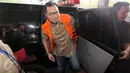 Bupati Empat Lawang Budi Antoni Aljufri tiba di Gedung KPK, Jakarta, Rabu (22/7). KPK memeriksa Bupati Empat Lawang beserta istri Suzana Budi Antoni yang sudah menjadi tersangka dugaan suap kepada Akil Mochtar. (Liputan6.com/Helmi Afandi)